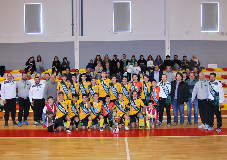 Rádio Regional do Centro: Futsal: Iniciados do N.S. de Condeixa receberam faixas de campeões