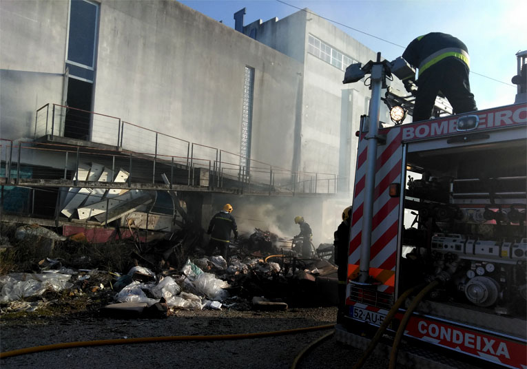 Rádio Regional do Centro: Fogo afecta casa de móveis em Condeixa