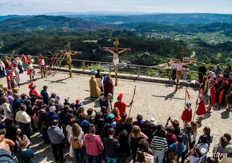 Rádio Regional do Centro: Pousaflores percorre “O Caminho da Cruz” numa via-sacra ao vivo