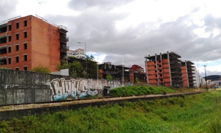 Rádio Regional do Centro: Estão à venda blocos inacabados dos Jardins do Mondego