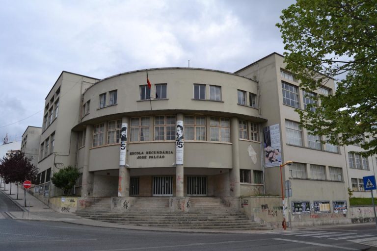 Rádio Regional do Centro: Escola Secundária de José Falcão: Enfermeira renuncia ao Conselho Geral