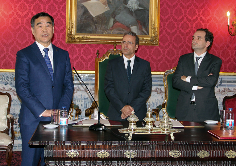 Rádio Regional do Centro: UC e Pequim criam centro de estudos para estreitar relações