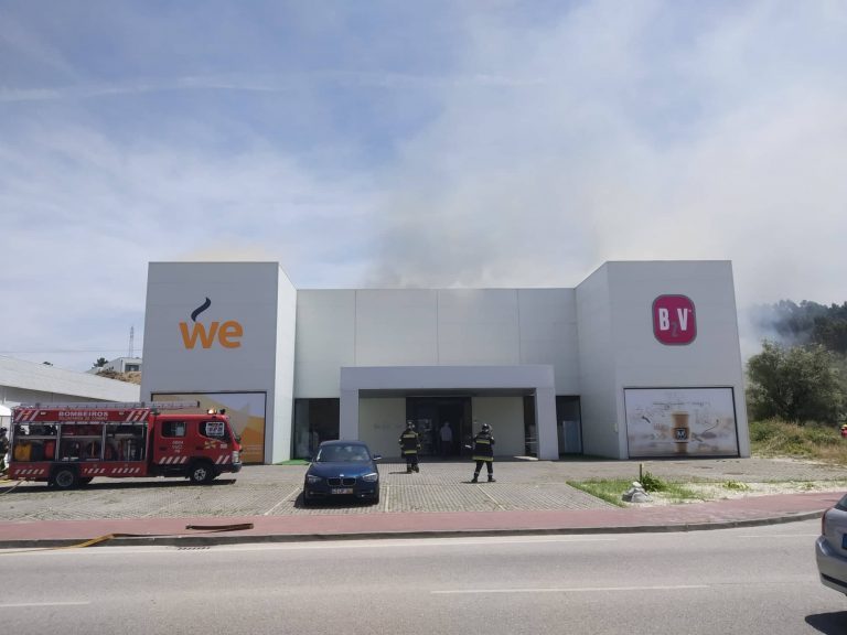 Rádio Regional do Centro: Chamas consomem armazém em Eiras