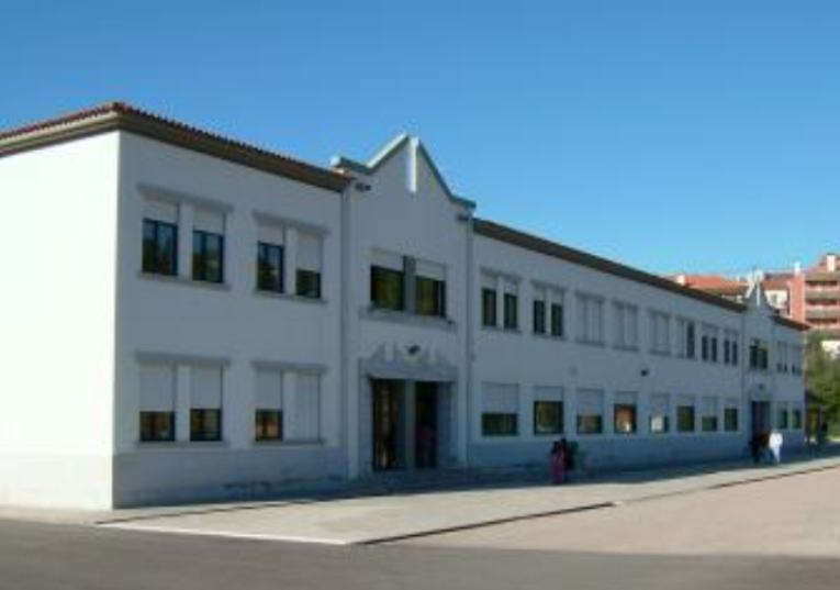 Rádio Regional do Centro: Pais encerram escolas de Coimbra e exigem mais assistentes operacionais Rádio Regional do Centro: Pais encerram escolas de Coimbra e exigem mais assistentes operacionais