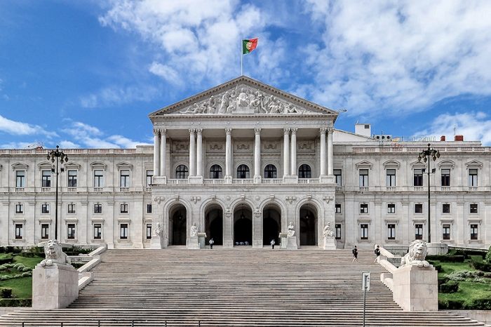 Rádio Regional do Centro: Parlamento português com nove partidos em noite de vitória do PS Rádio Regional do Centro: Parlamento português com nove partidos em noite de vitória do PS