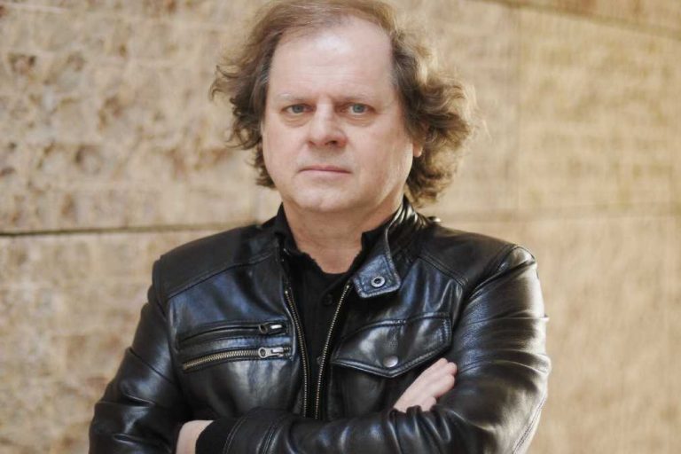 Rádio Regional do Centro: António Manuel Ribeiro (UHF) apresenta livro em Soure