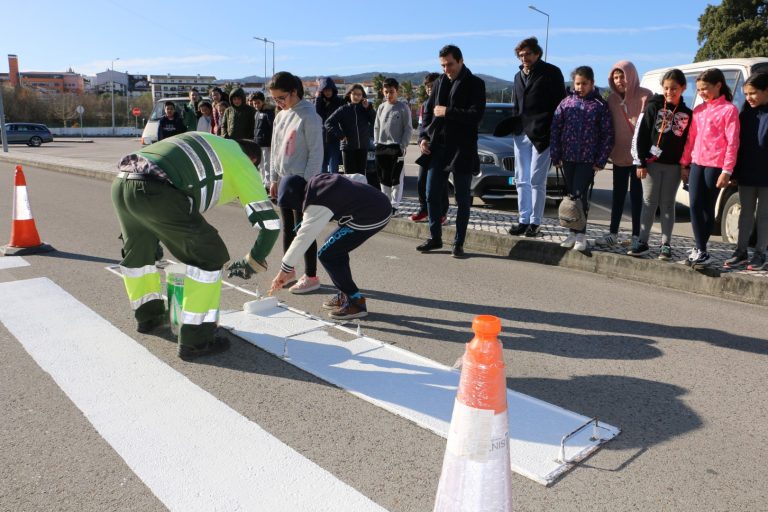 Rádio Regional do Centro: Alunos de Poiares pintaram passadeiras no âmbito da segurança rodoviária