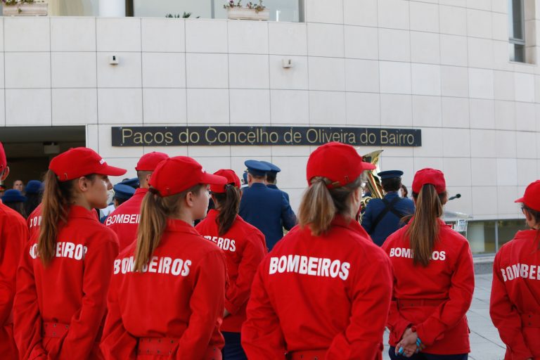 Rádio Regional do Centro: Oliveira do Bairro ajuda bombeiros com 75 mil euros para veículo