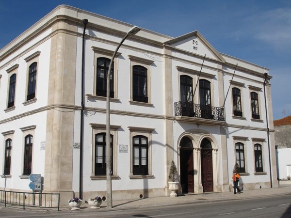 Rádio Regional do Centro: Empresa de Mira produz batas protectoras e máscaras para o Município