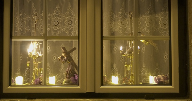 Rádio Regional do Centro: Tentúgal: Senhor dos Passos não saiu à rua mas população iluminou a vila