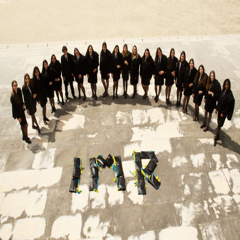 Rádio Regional do Centro: Diplomados da ESTeSC-IPC oferecem viseiras ao serviço de Radioterapia dos CHUC