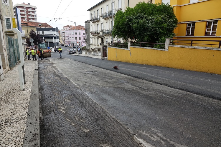 Rádio Regional do Centro: CMC prossegue na Av. Fernão de Magalhães a repavimentação de ruas