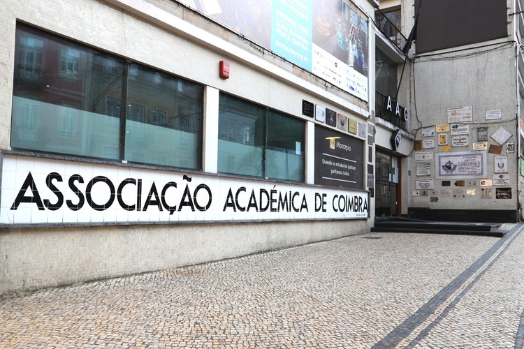 Rádio Regional do Centro: AAC e UC lançam projecto de voluntariado de apoio a estudantes em confinamento