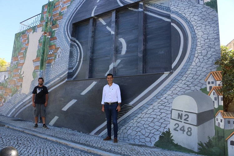 Rádio Regional do Centro: Poiares promove Estrada Nacional 2 com mural no centro da vila