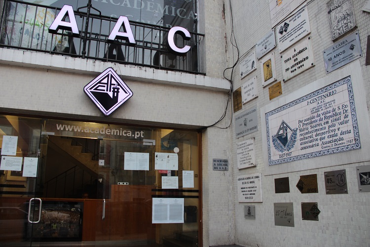 Rádio Regional do Centro: Associação Académica de Coimbra de preto em protesto contra marcha do Chega