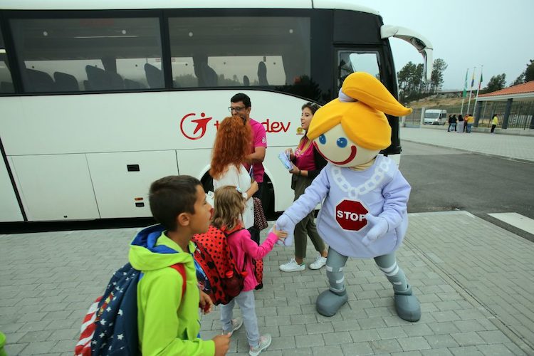 Rádio Regional do Centro: Lousã reajusta rede de transportes em prol das necessidades dos alunos