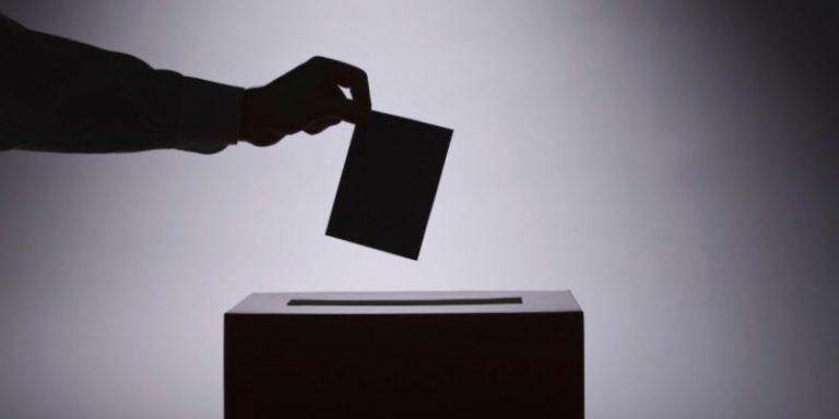 Rádio Regional do Centro: Governo aprova voto antecipado de eleitores em confinamento