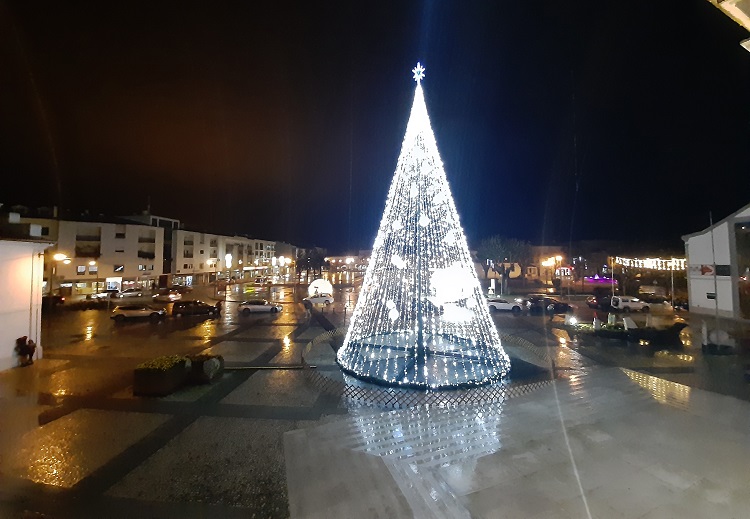 Rádio Regional do Centro: Cantanhede com iluminações de Natal para incentivar comércio e apoiar famílias