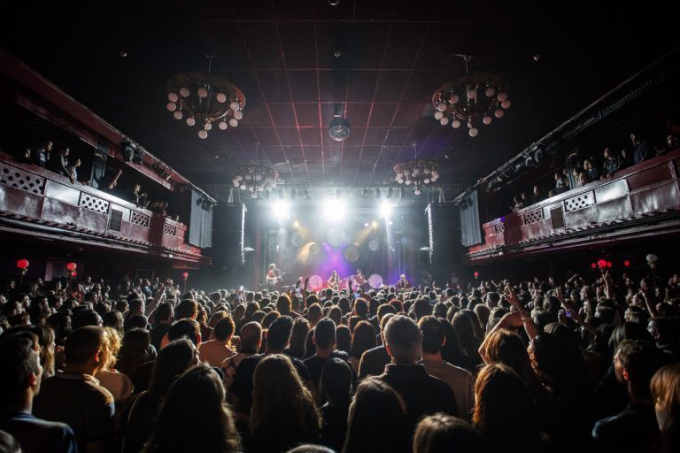 Rádio Regional do Centro: 500 voluntários aceitaram assistir a concerto sem distanciamento em Barcelona