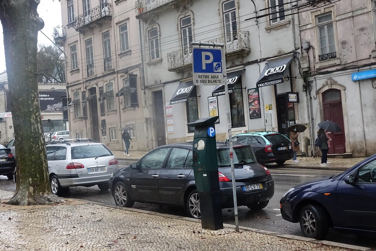 Rádio Regional do Centro: Câmara de Coimbra suspende pagamento do estacionamento na via pública