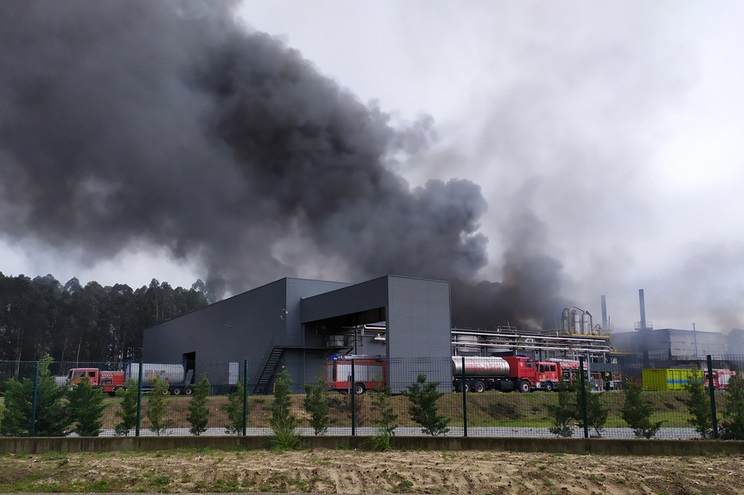 Rádio Regional do Centro: Incêndio em fábrica de resina em Cantanhede já foi dominado