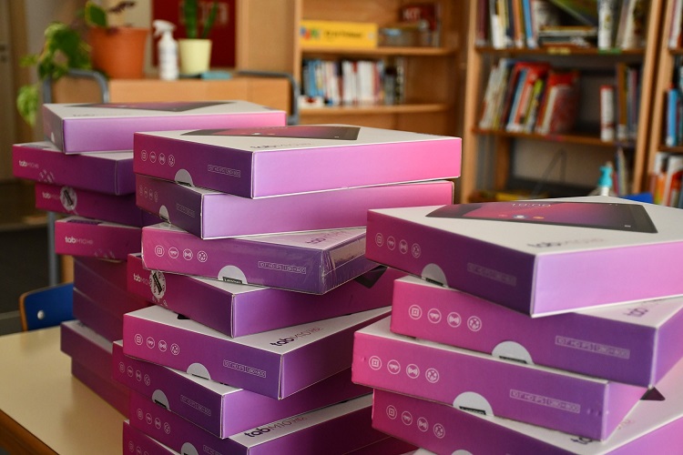 Rádio Regional do Centro: Câmara de Montemor disponibiliza equipamentos informáticos a alunos carenciados