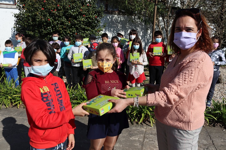 Rádio Regional do Centro: Anadia distribui máscaras e álcool gel a alunos do pré-escolar e 1.º ciclo