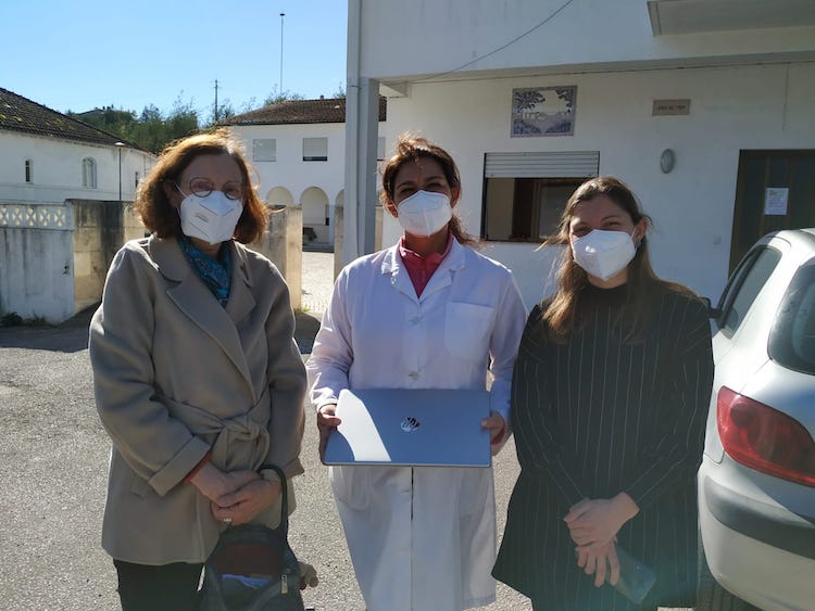 Rádio Regional do Centro: Lions Clube de Coimbra distribui computadores à Associação Girassol
