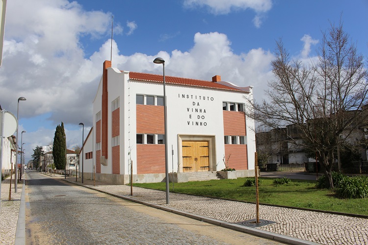 Rádio Regional do Centro: Mealhada coloca a concurso antiga destilaria do Instituto da Vinha e do Vinho