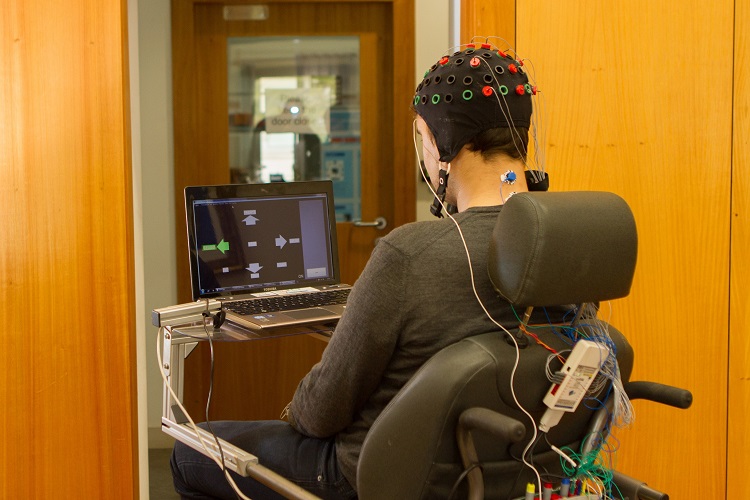 Rádio Regional do Centro: Sistema que controla cadeiras de rodas através do cérebro tem precisão de 100%
