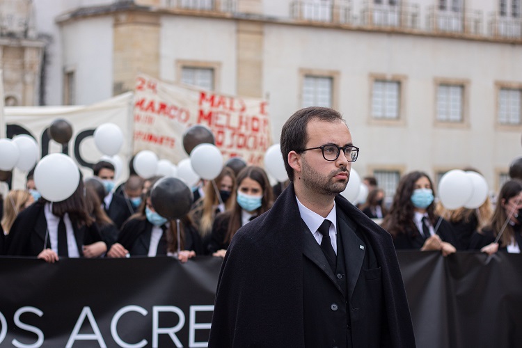 Rádio Regional do Centro: Academia de Coimbra saiu à rua exigindo um ensino para todos