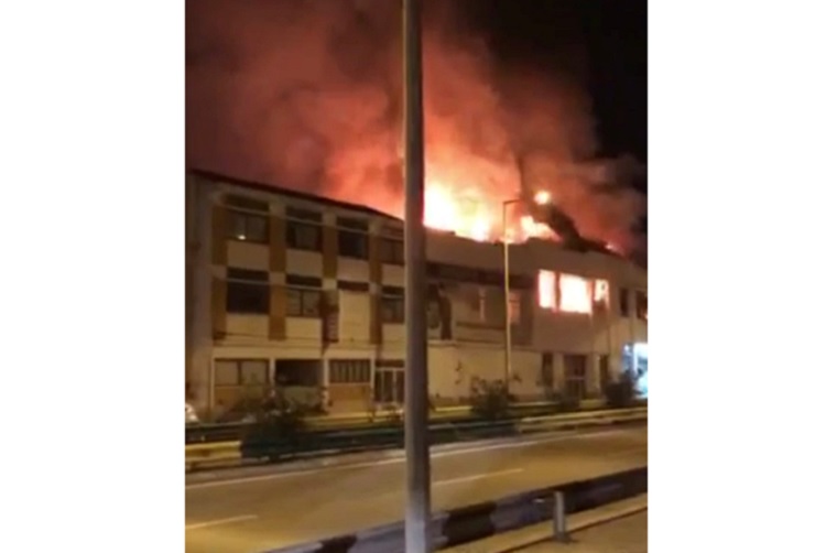 Rádio Regional do Centro: Figueira da Foz: Mais de 100 bombeiros em incêndio que destrói dois edifícios