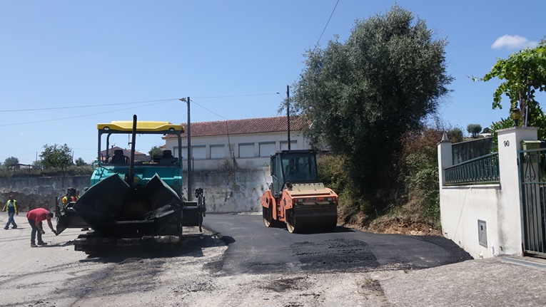 Rádio Regional do Centro: Repavimentação implica condicionamento de trânsito na rua Júlio Araújo Vieira em Taveiro