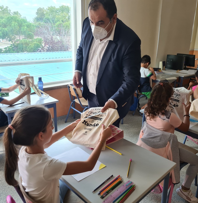 Rádio Regional do Centro: Câmara de Condeixa distribuiu livros de fichas a alunos do 1º ciclo