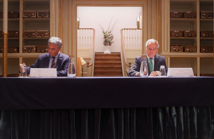 Rádio Regional do Centro: FEUC assina protocolo com Instituto Diplomático