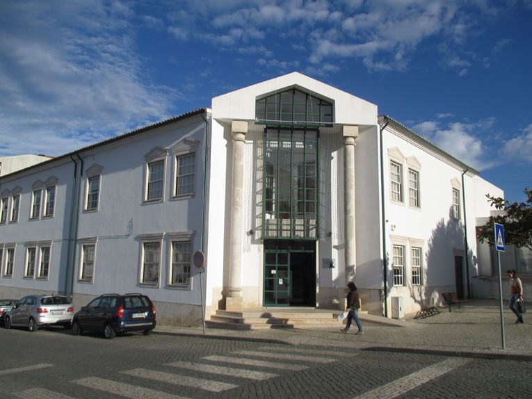 Rádio Regional do Centro: Biblioteca Municipal Comendador Montenegro disponibiliza tablets  aos utentes