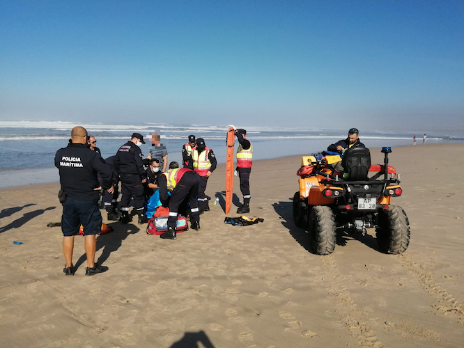 Rádio Regional do Centro: Auxiliados dois tripulantes de embarcação que encalhou na praia do Cabedelo