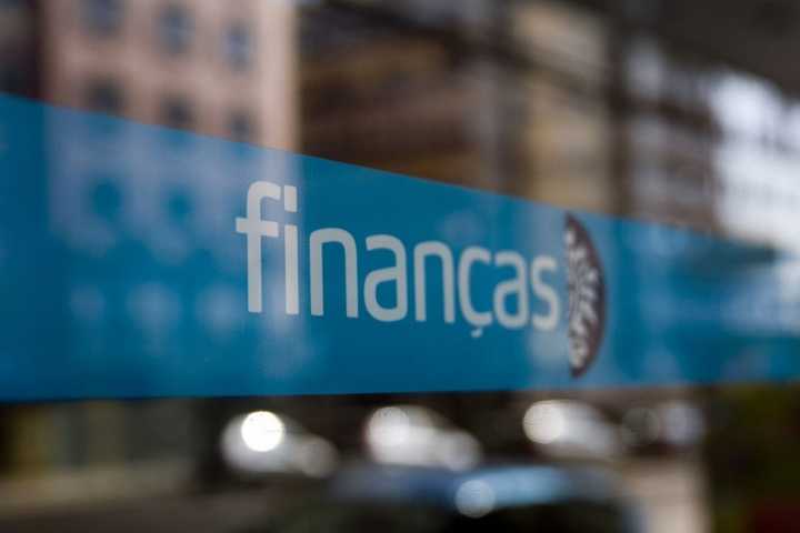 Rádio Regional do Centro: Pena suspensa para funcionário das Finanças de Anadia que cobrou coimas indevidas