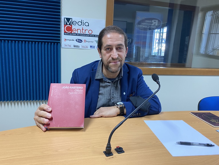 Rádio Regional do Centro: Jornalista Lino Vinhal entrevista poeta e ensaísta português, João Rasteiro Rádio Regional do Centro: Jornalista Lino Vinhal entrevista poeta e ensaísta português, João Rasteiro
