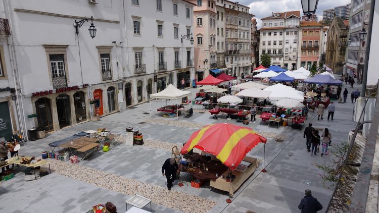 Rádio Regional do Centro: Praça do Comércio acolhe mais uma Feira de Velharias de Coimbra