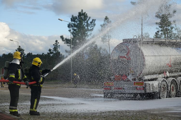 Rádio Regional do Centro: Bombeiros de Coimbra simulam acidente com matérias perigosas no iParque