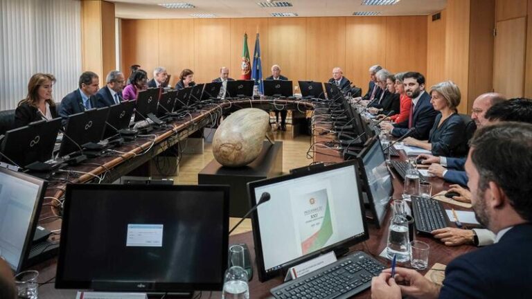 Rádio Regional do Centro: Covid-19: Governo deve aprovar novas medidas para responder ao recorde de infecções