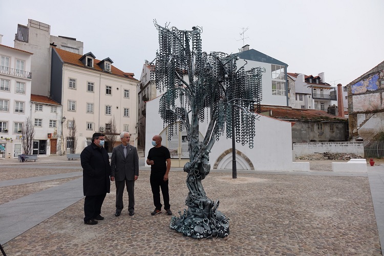 Rádio Regional do Centro: Coimbra: Escultura “Árvore dos Amores” instalada no Terreiro da Erva