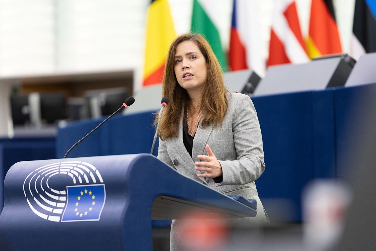 Rádio Regional do Centro: Lídia Pereira questiona Conselho Europeu sobre estágios não remunerados