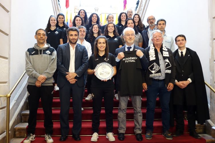 Rádio Regional do Centro: Equipa feminina de futsal da AAC recebida no Salão Nobre