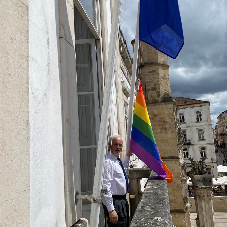 Rádio Regional do Centro: Bandeira arco-íris hasteada na Câmara de Coimbra