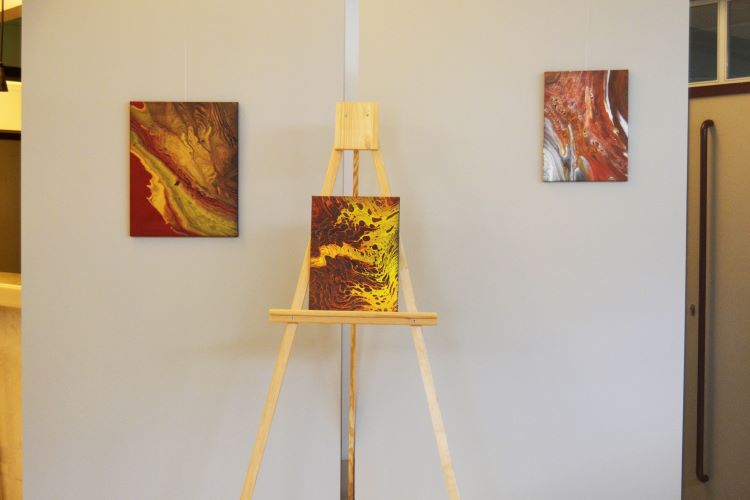 Rádio Regional do Centro: Sinfonia de cores em exposição na Biblioteca Municipal de Cantanhede