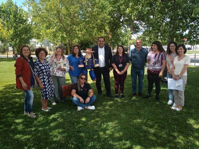 Rádio Regional do Centro: Concurso de espantalhos deu cor aos jardins da Biblioteca de Condeixa