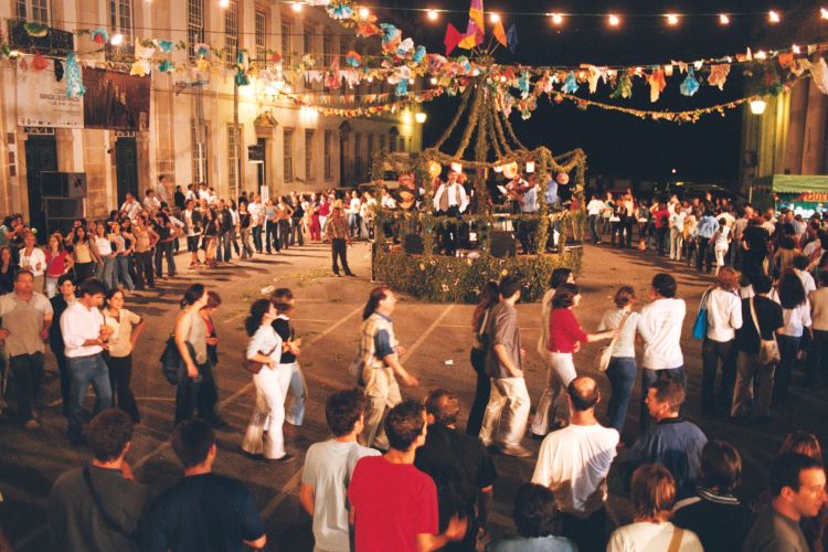 Rádio Regional do Centro: Fogueiras de São João regressam amanhã à Alta de Coimbra