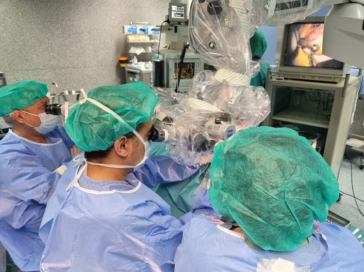 Rádio Regional do Centro: CHUC realizou o centésimo implante coclear do ano